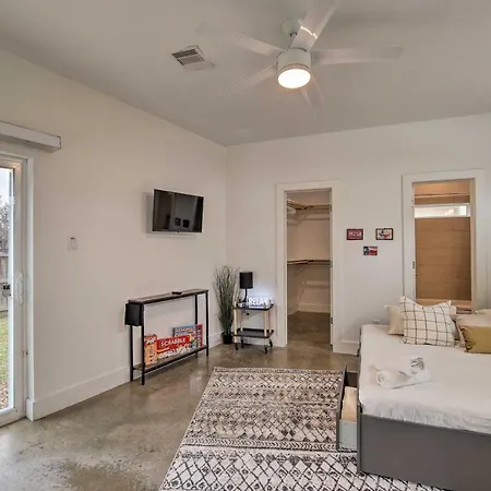Downtown Houston Townhome With Balcony And Yard!